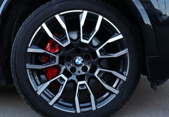 Подержанный автомобиль BMW X5 2025 года (21 фото)