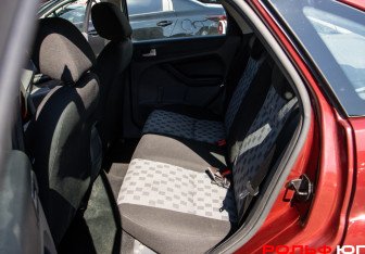 Подержанный автомобиль Ford Focus Hatchback 2006 года (8 фото)