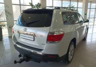 Подержанный автомобиль Toyota Highlander 2012 года (5 фото)