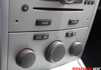 Подержанный автомобиль Opel Astra Sedan 2010 года (18 фото)