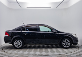 Подержанный автомобиль Opel Astra Sedan 2010 года (4 фото)