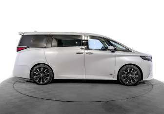 Подержанный автомобиль Toyota Alphard 2024 года (4 фото)