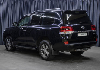 Подержанный автомобиль Toyota Land Cruiser Suv 2016 года (7 фото)