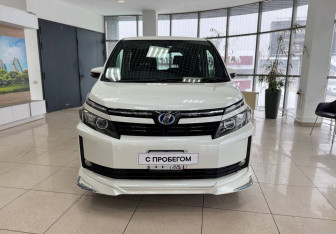Подержанный автомобиль Toyota Voxy Minivan 2014 года (2 фото)