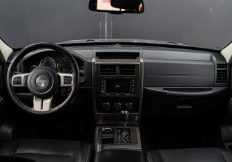 Подержанный автомобиль Jeep Cherokee 2011 года (10 фото)