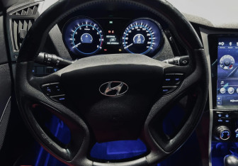 Подержанный автомобиль Hyundai Sonata 2012 года (10 фото)
