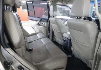 Подержанный автомобиль Mitsubishi Pajero 2017 года (13 фото)