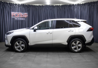 Подержанный автомобиль Toyota RAV4 2020 года (8 фото)