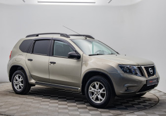 Подержанный автомобиль Nissan Terrano 2014 года (7 фото)