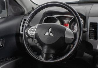 Подержанный автомобиль Mitsubishi Outlander 2008 года (15 фото)