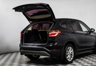 Подержанный автомобиль BMW X1 2017 года (14 фото)