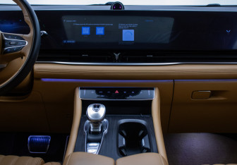 Подержанный автомобиль Voyah Dream 2022 года (12 фото)