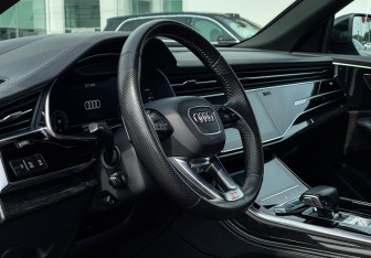 Подержанный автомобиль Audi Q8 2019 года (13 фото)