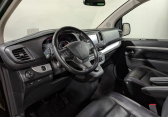 Подержанный автомобиль Peugeot Traveller 2018 года (14 фото)
