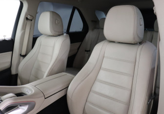 Подержанный автомобиль Mercedes-Benz GLE 2021 года (17 фото)