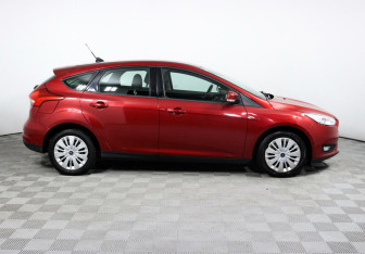 Подержанный автомобиль Ford Focus Hatchback 2018 года (4 фото)