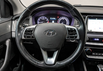 Подержанный автомобиль Hyundai Sonata 2018 года (22 фото)