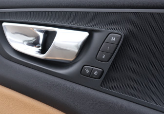 Подержанный автомобиль Volvo XC60 2020 года (19 фото)