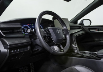 Подержанный автомобиль Toyota Camry Sedan 2024 года (11 фото)