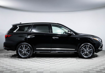 Подержанный автомобиль Infiniti QX60 2017 года (4 фото)