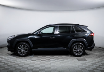 Подержанный автомобиль Toyota RAV4 2024 года (8 фото)