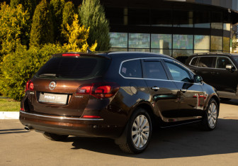 Подержанный автомобиль Opel Astra Wagon 2012 года (4 фото)