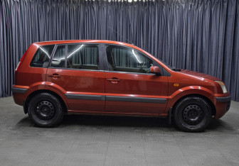 Подержанный автомобиль Ford Fusion 2006 года (4 фото)