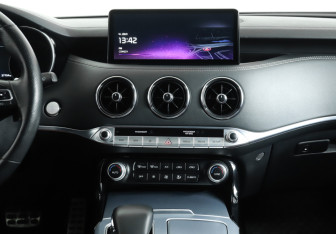 Подержанный автомобиль Kia Stinger 2023 года (15 фото)