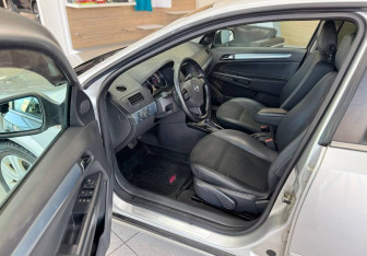 Подержанный автомобиль Opel Astra Sedan 2011 года (6 фото)