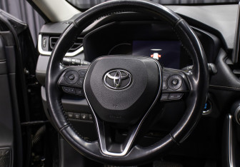 Подержанный автомобиль Toyota RAV4 2020 года (17 фото)