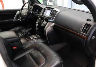 Подержанный автомобиль Toyota Land Cruiser Suv 2014 года (17 фото)