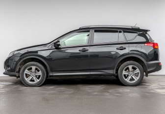 Подержанный автомобиль Toyota RAV4 2015 года (8 фото)