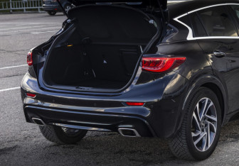 Подержанный автомобиль Infiniti Q30 2017 года (19 фото)