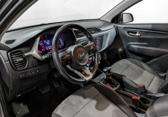 Подержанный автомобиль Kia Rio Hatchback 2021 года (13 фото)