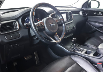 Подержанный автомобиль Kia Sorento 2016 года (17 фото)
