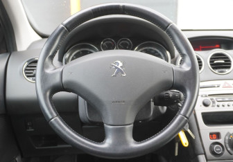 Подержанный автомобиль Peugeot 308 Hatchback 2012 года (14 фото)