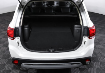 Подержанный автомобиль Mitsubishi Outlander 2021 года (10 фото)