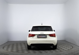 Подержанный автомобиль Audi A1 2011 года (6 фото)