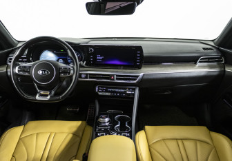 Подержанный автомобиль Kia K5 2021 года (15 фото)