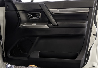 Подержанный автомобиль Mitsubishi Pajero 2015 года (25 фото)