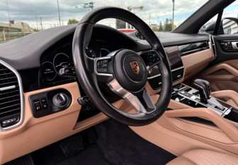 Подержанный автомобиль Porsche Cayenne 2020 года (13 фото)