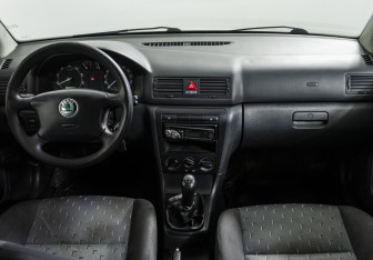 Подержанный автомобиль Skoda Octavia Liftback 2008 года (11 фото)
