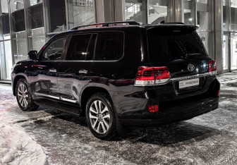 Подержанный автомобиль Toyota Land Cruiser Suv 2019 года (7 фото)
