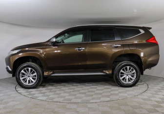 Подержанный автомобиль Mitsubishi Pajero Sport 2019 года (8 фото)