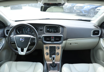 Подержанный автомобиль Volvo V40 Hatchback 2014 года (12 фото)