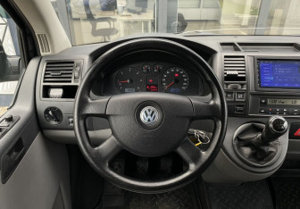 Подержанный автомобиль Volkswagen Caravelle 2009 года (13 фото)