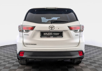 Подержанный автомобиль Toyota Highlander 2015 года (6 фото)
