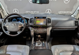 Подержанный автомобиль Toyota Land Cruiser Suv 2010 года (14 фото)