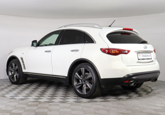 Подержанный автомобиль Infiniti FX 2010 года (7 фото)