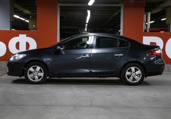 Подержанный автомобиль Renault Fluence 2010 года (8 фото)